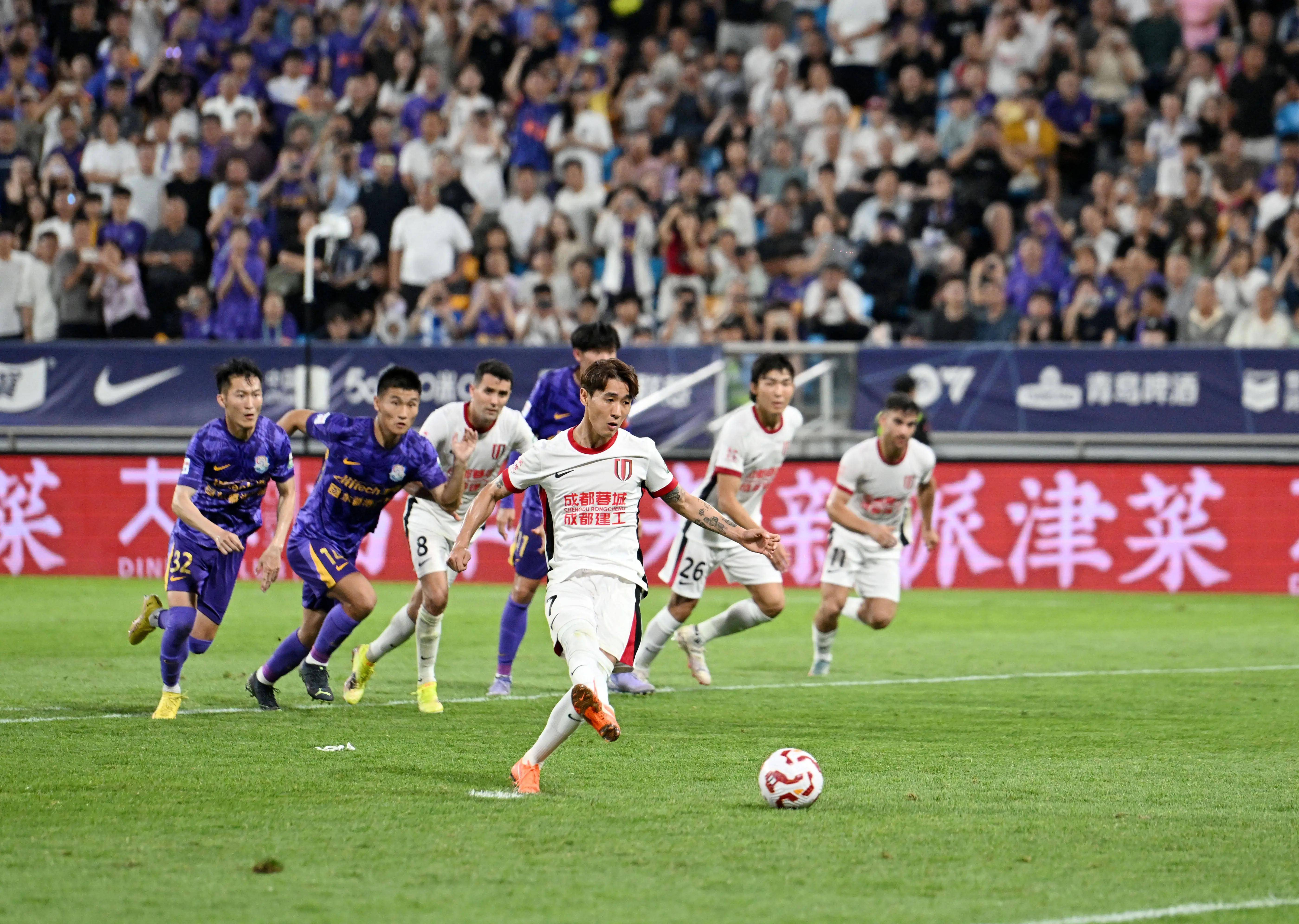 里程碑夜成都蓉城复出首秀；欧冠今晚刷纪录；球迷炸锅；球队文化再被提及的简单介绍